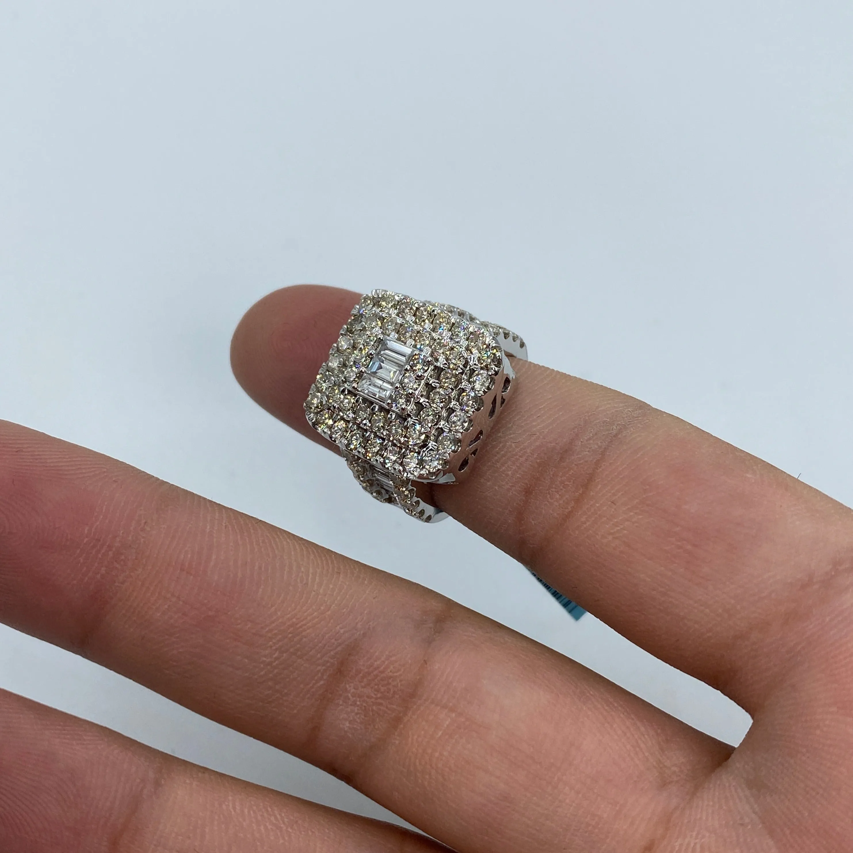 14K Rectangle Center Diamond Baguette Ring in White