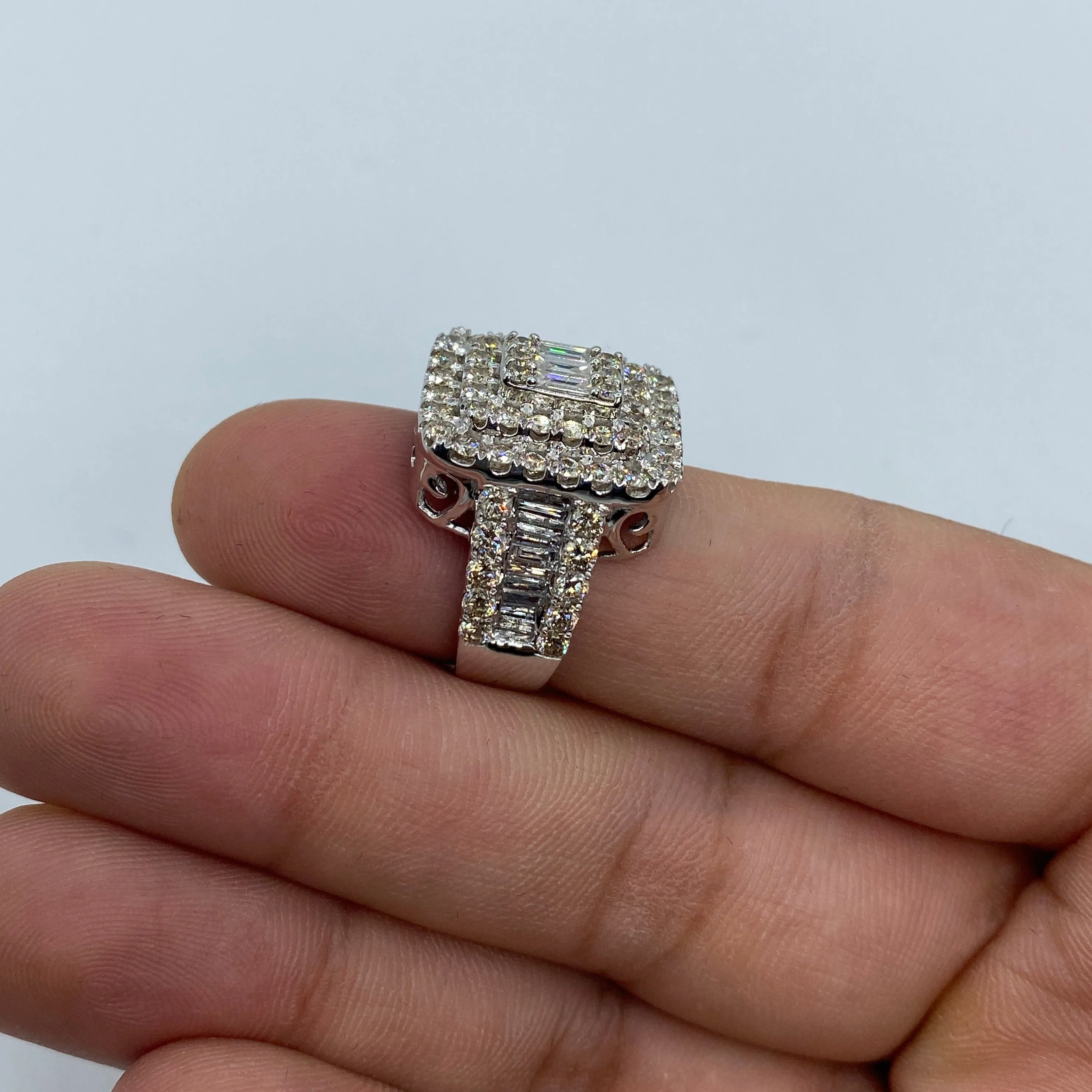 14K Rectangle Center Diamond Baguette Ring in White