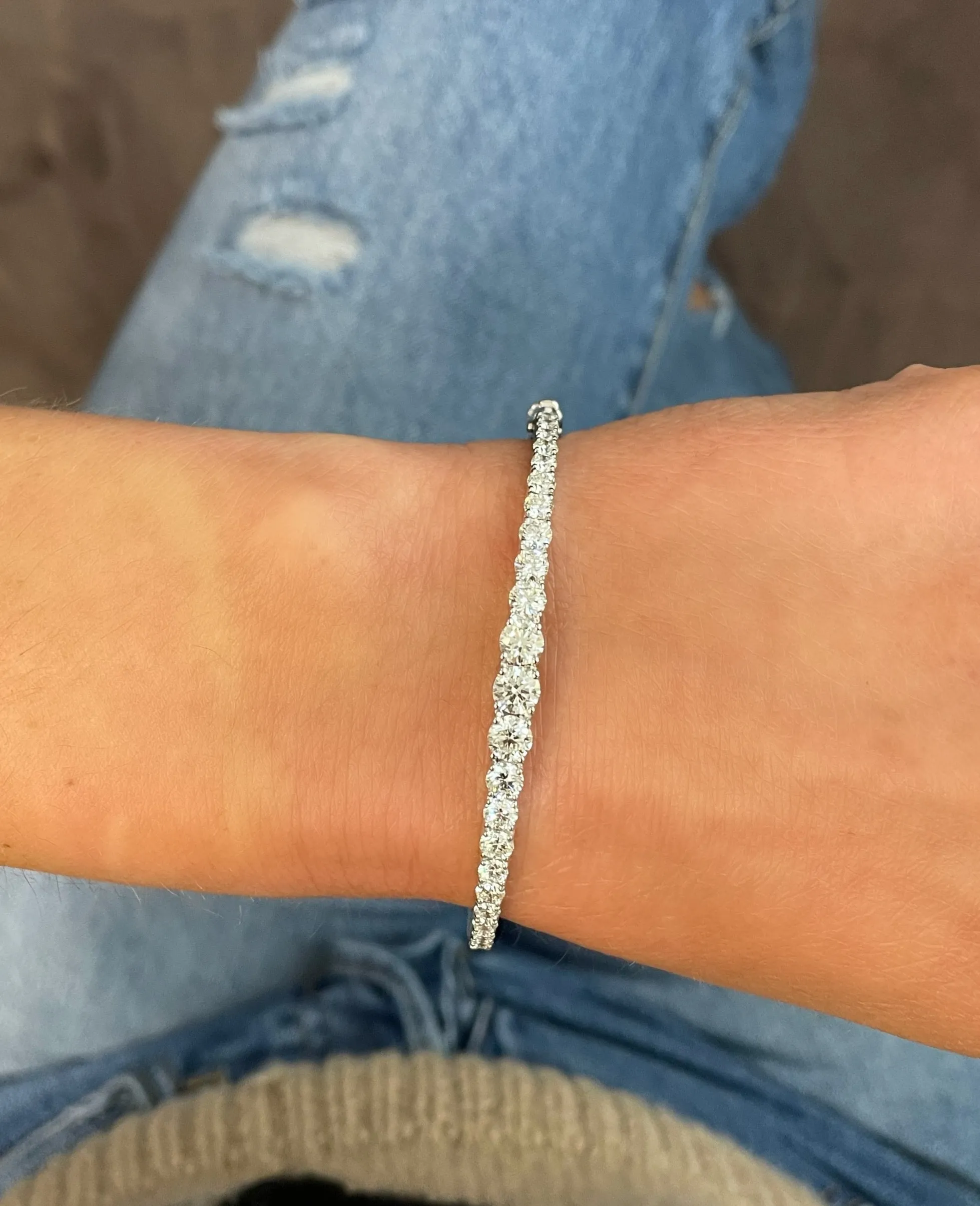 14K White Gold Graduated Diamond Bangle (3.81ctw)