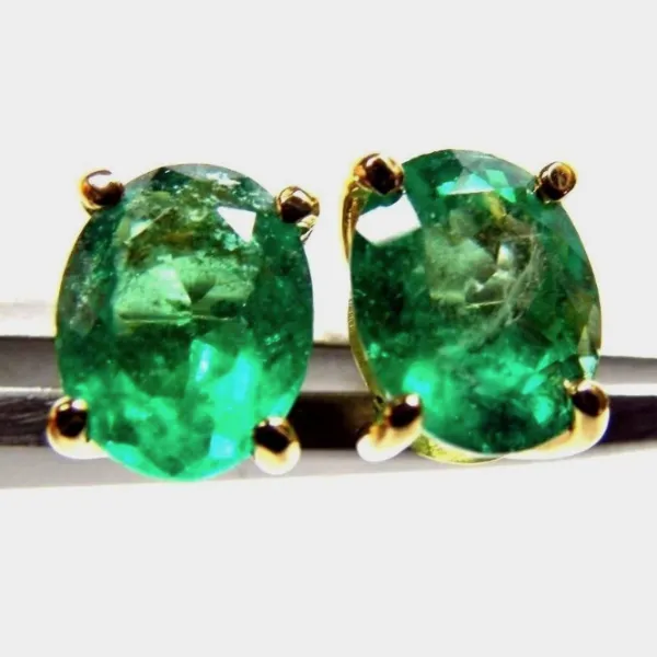 1.50 Carats Natural Colombian Emerald Oval Stud Earrings 18k Yellow Gold
