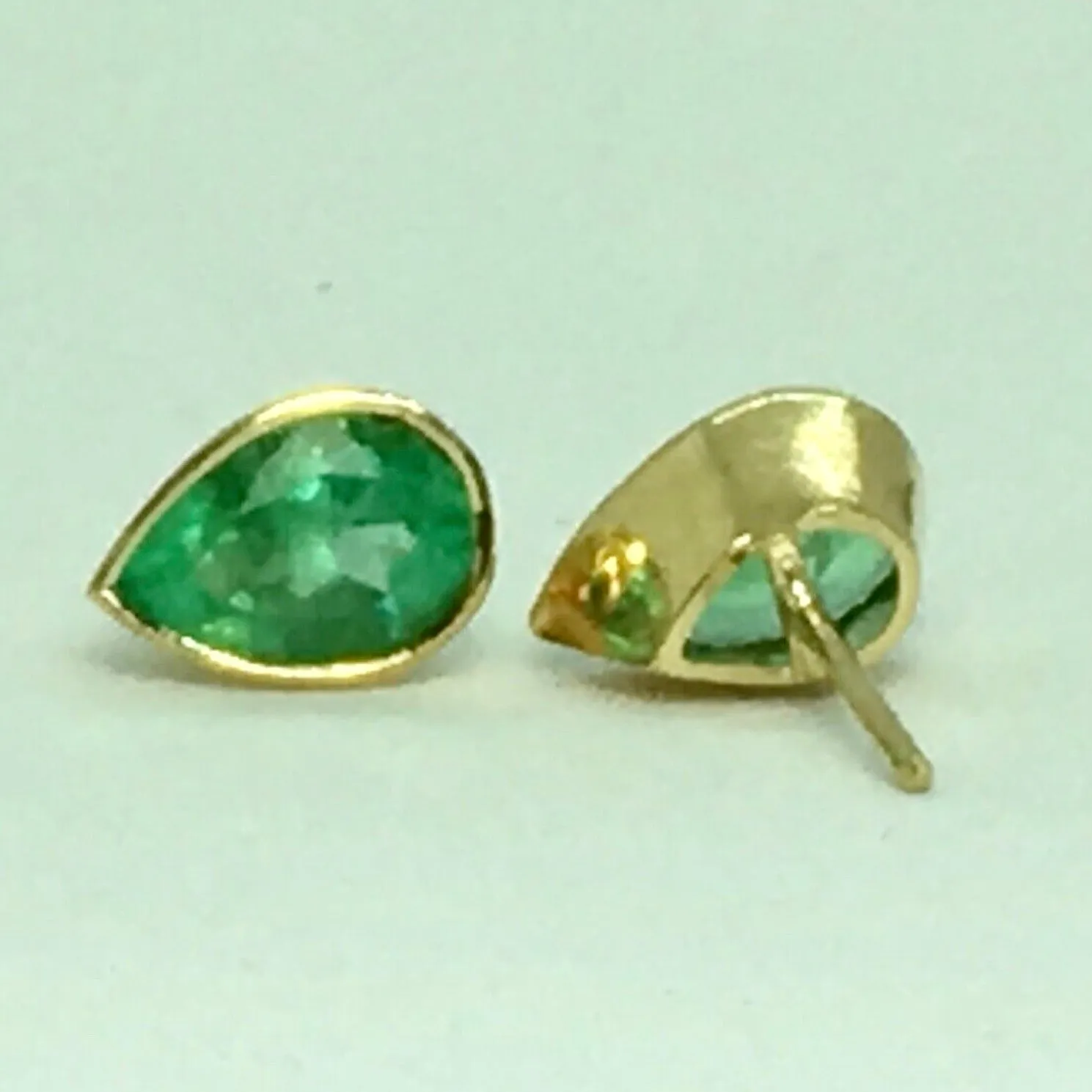 2.50 Carat Pear Cut Colombian Emerald Stud Earrings 18 Karat