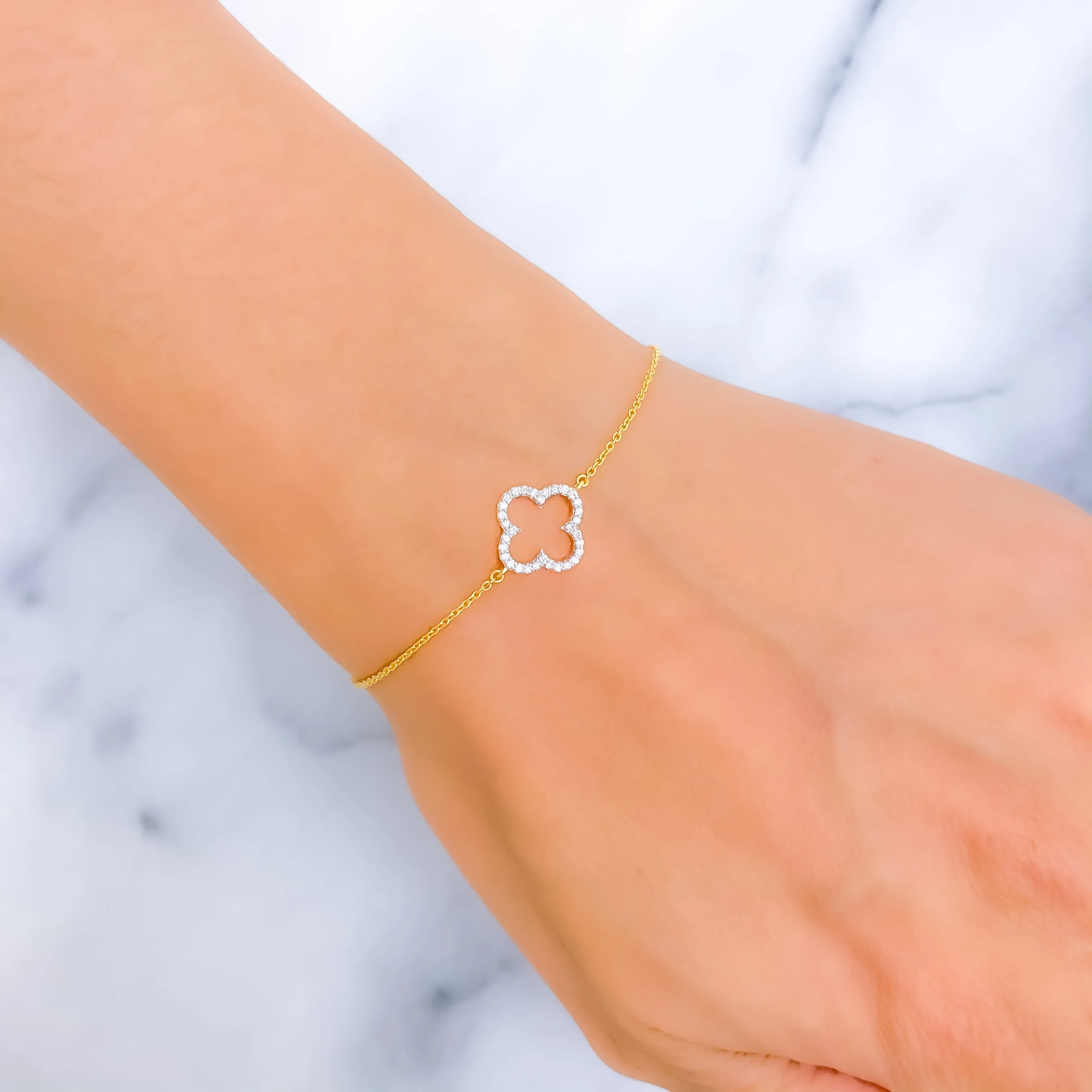 Blooming Clover-Shaped Diamond   18k Gold Bracelet