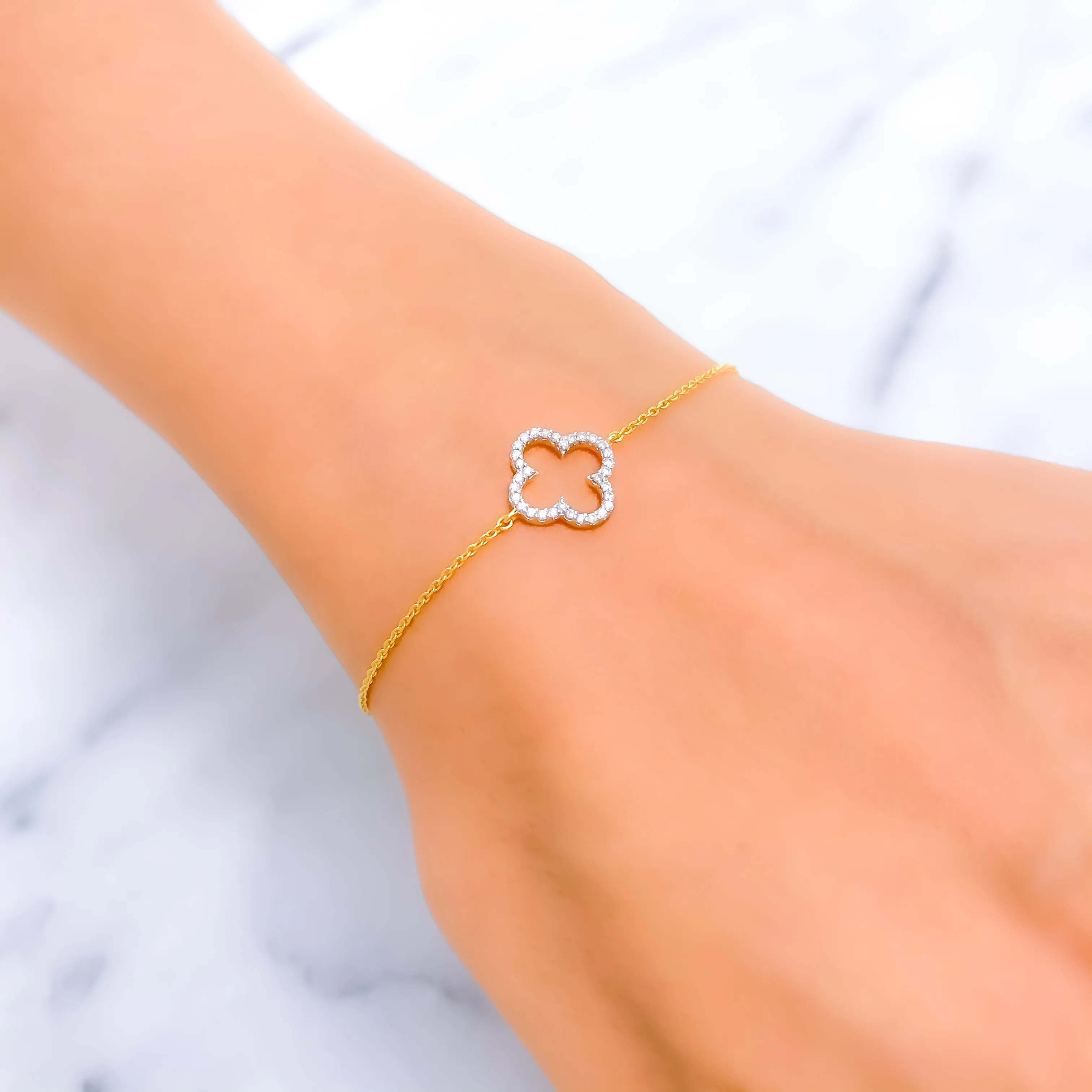 Blooming Clover-Shaped Diamond   18k Gold Bracelet