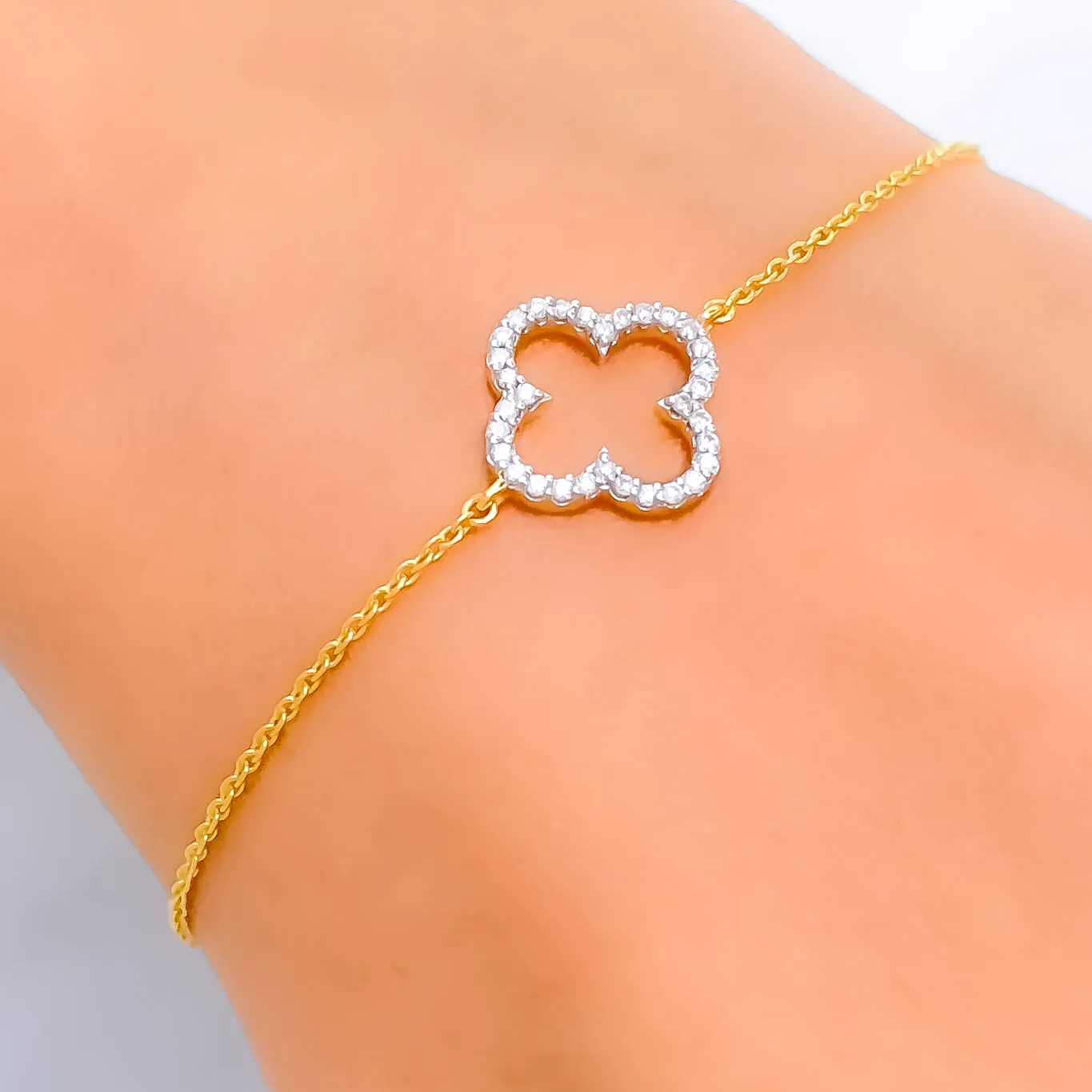 Blooming Clover-Shaped Diamond   18k Gold Bracelet