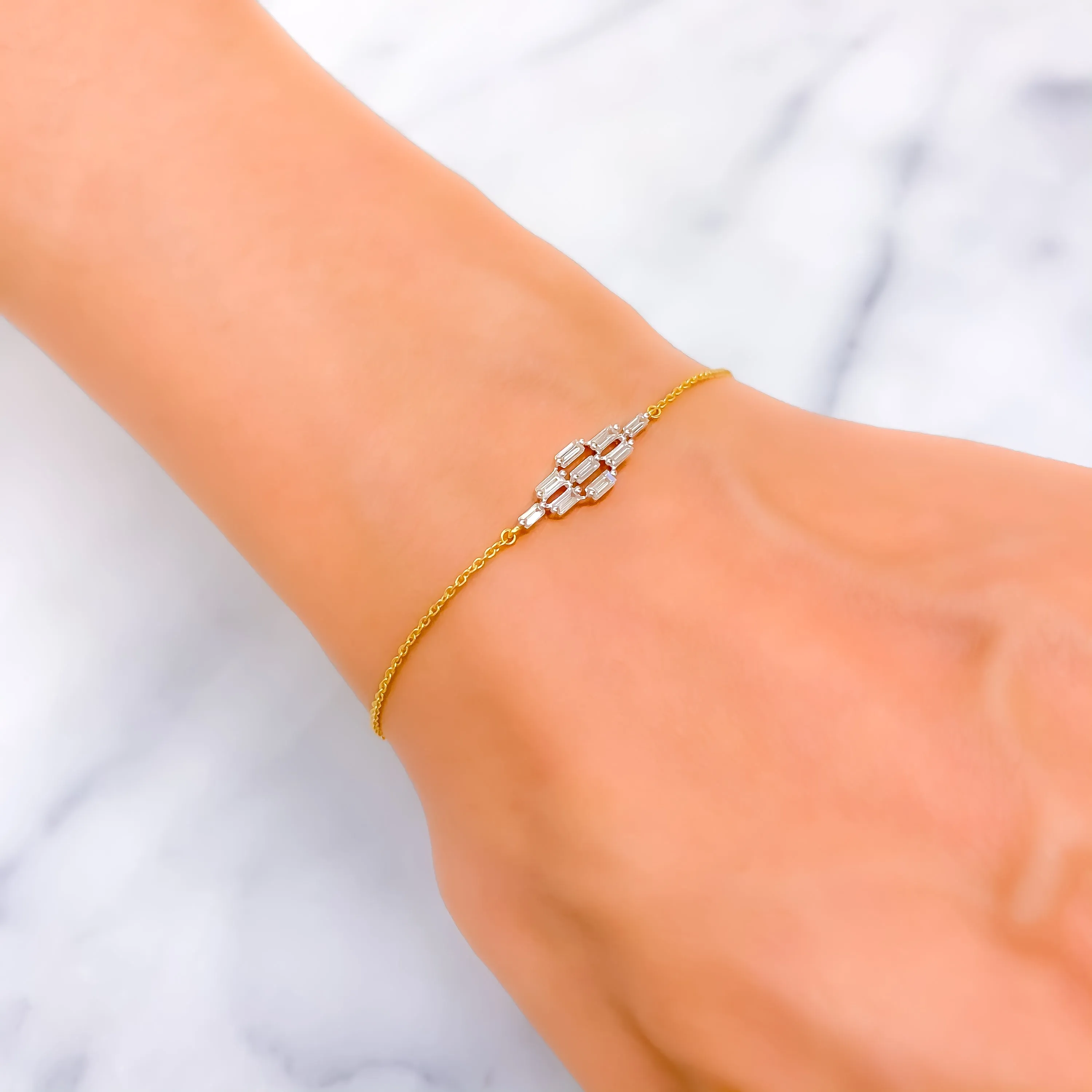 Captivating Sleek Diamond   18k Gold Bracelet
