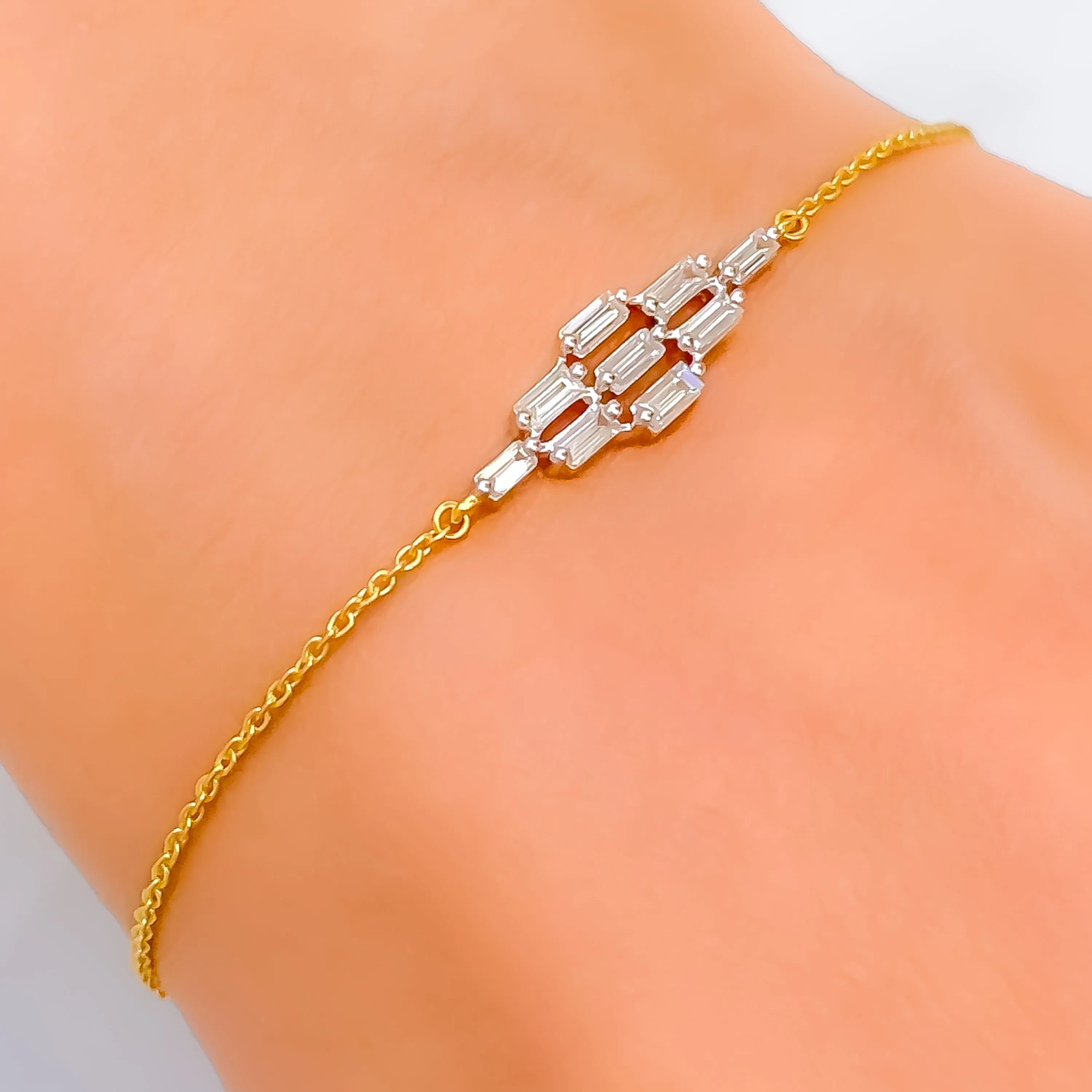 Captivating Sleek Diamond   18k Gold Bracelet