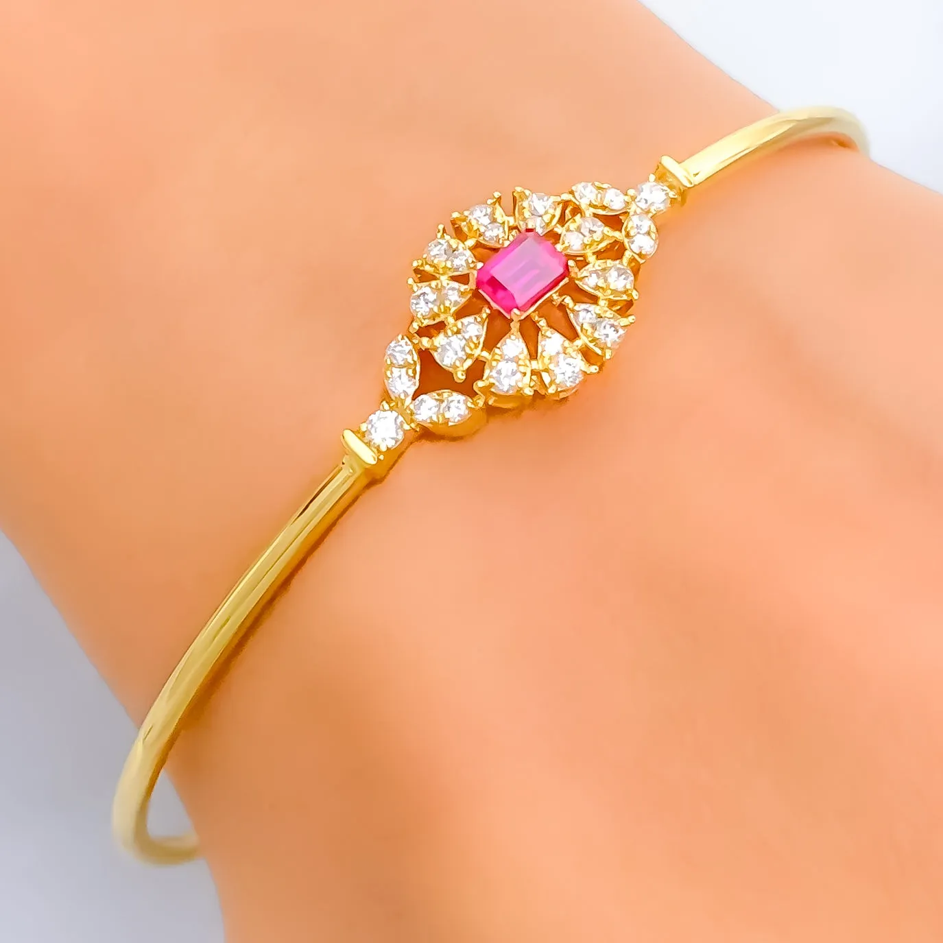Captivating Timeless Floral Diamond   18k Gold Bangle Bracelet