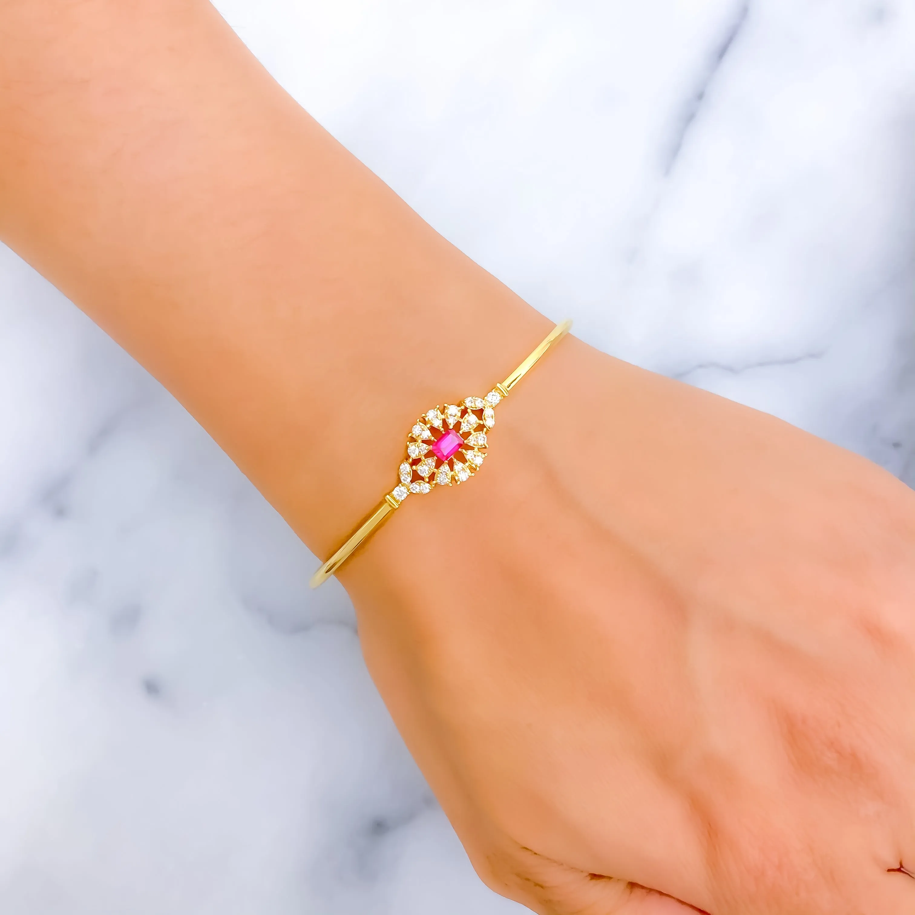 Captivating Timeless Floral Diamond   18k Gold Bangle Bracelet