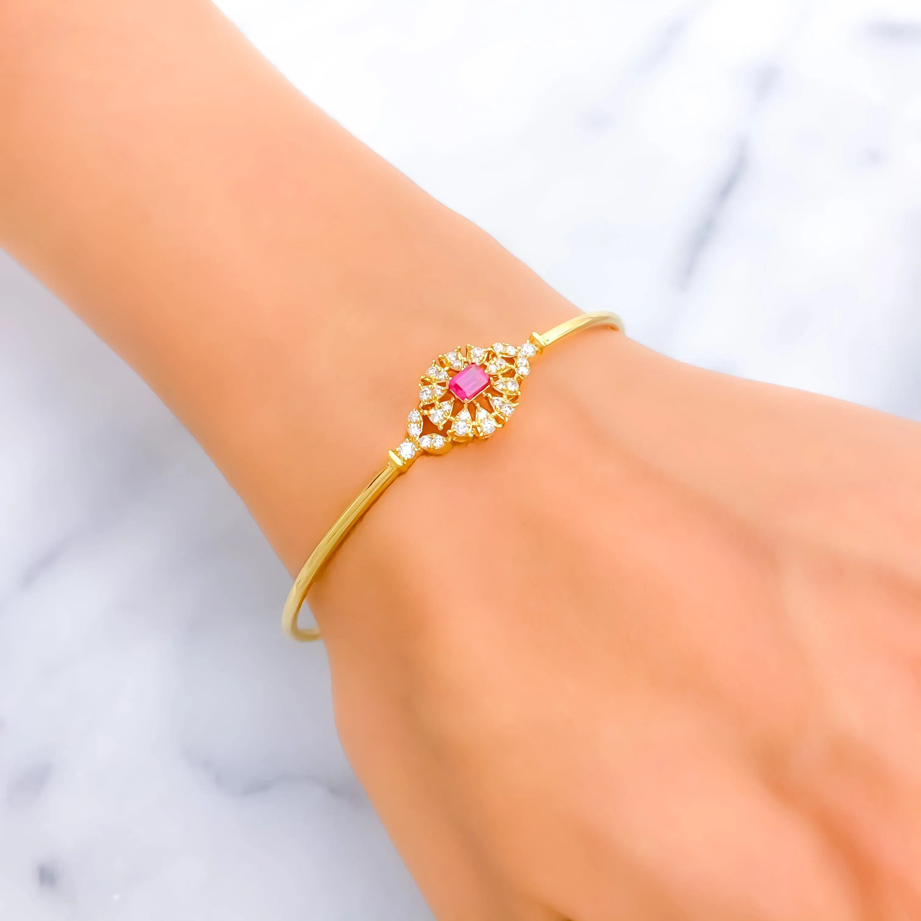 Captivating Timeless Floral Diamond   18k Gold Bangle Bracelet