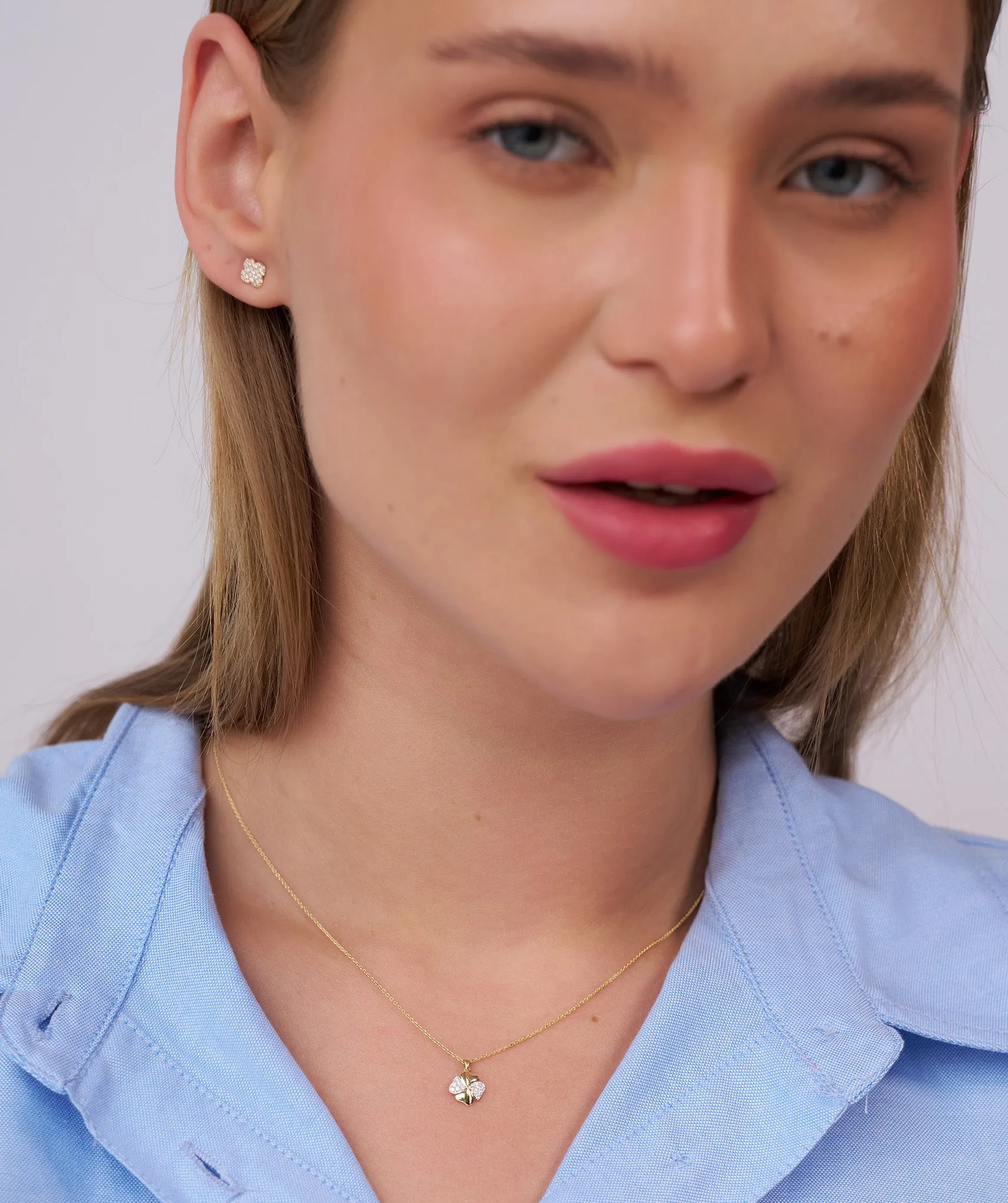 Elegant Clover Necklace in Gold & Diamonds