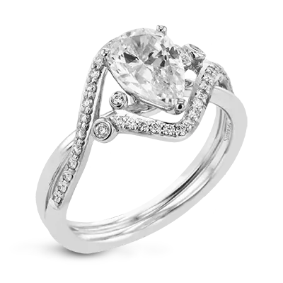 Engagement Ring in 18k Gold with Diamonds