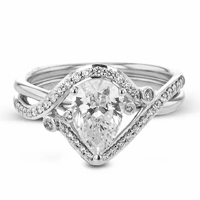 Engagement Ring in 18k Gold with Diamonds