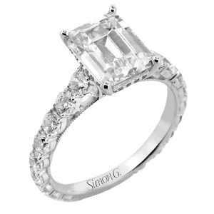Engagement Ring in 18k Gold with Diamonds