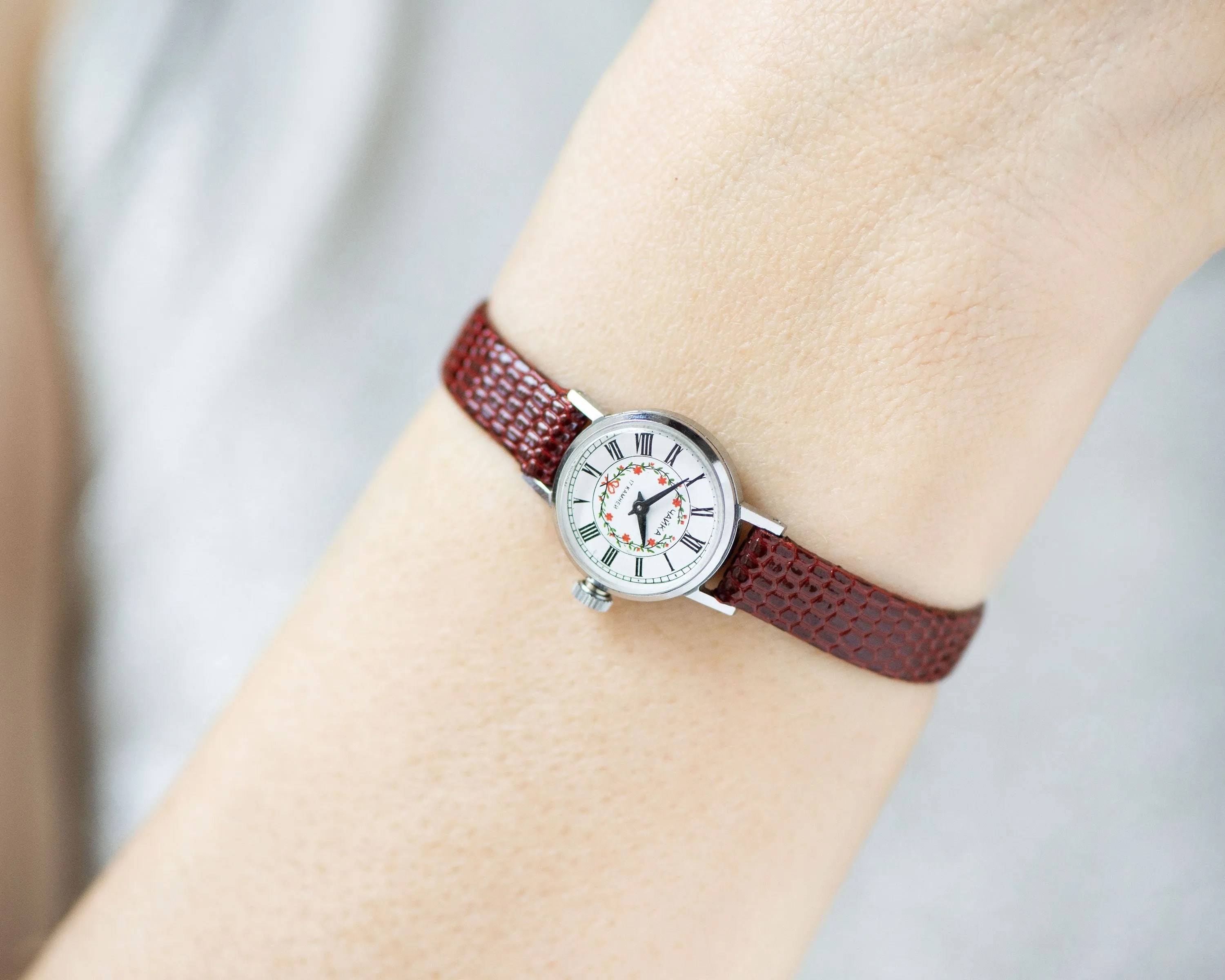 Floral women watch Seagull, red flowers micro watch silver shade, Roman numerals girl watch gift jewelry classic, new genuine leather strap