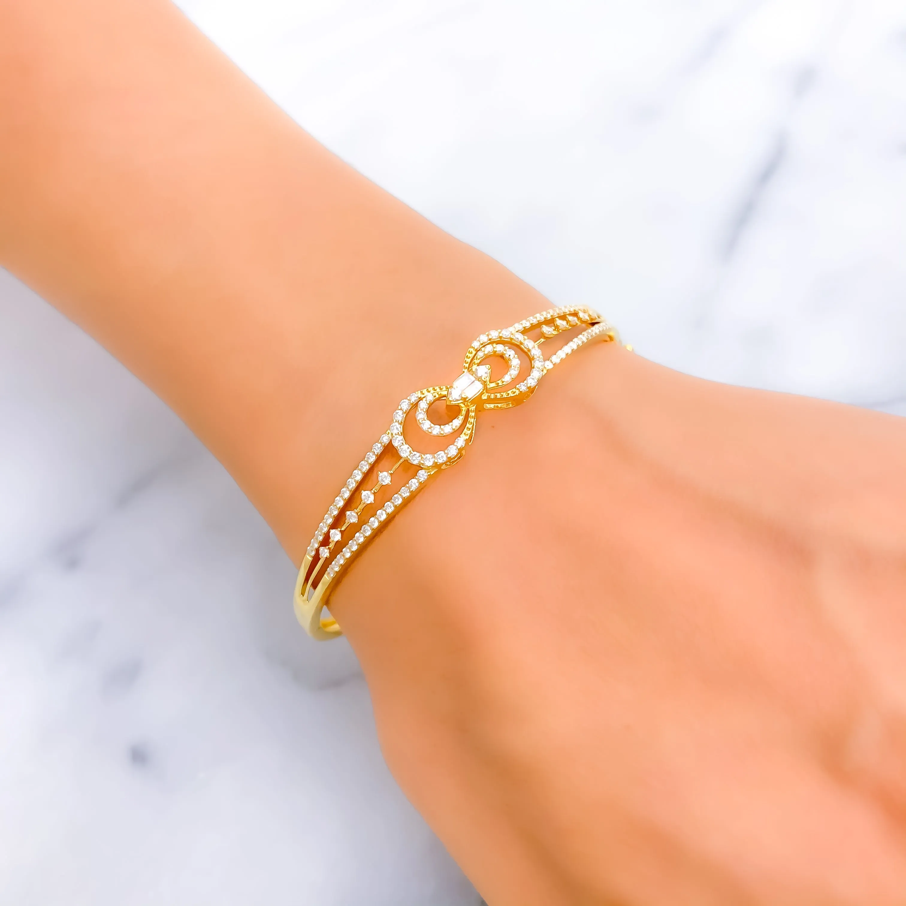 Glistening Bow Shaped Diamond   18k Gold Bangle Bracelet
