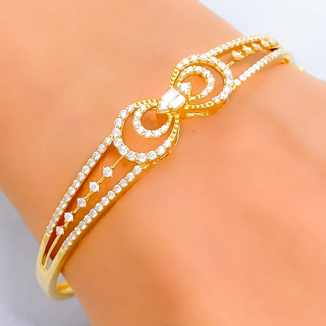 Glistening Bow Shaped Diamond   18k Gold Bangle Bracelet