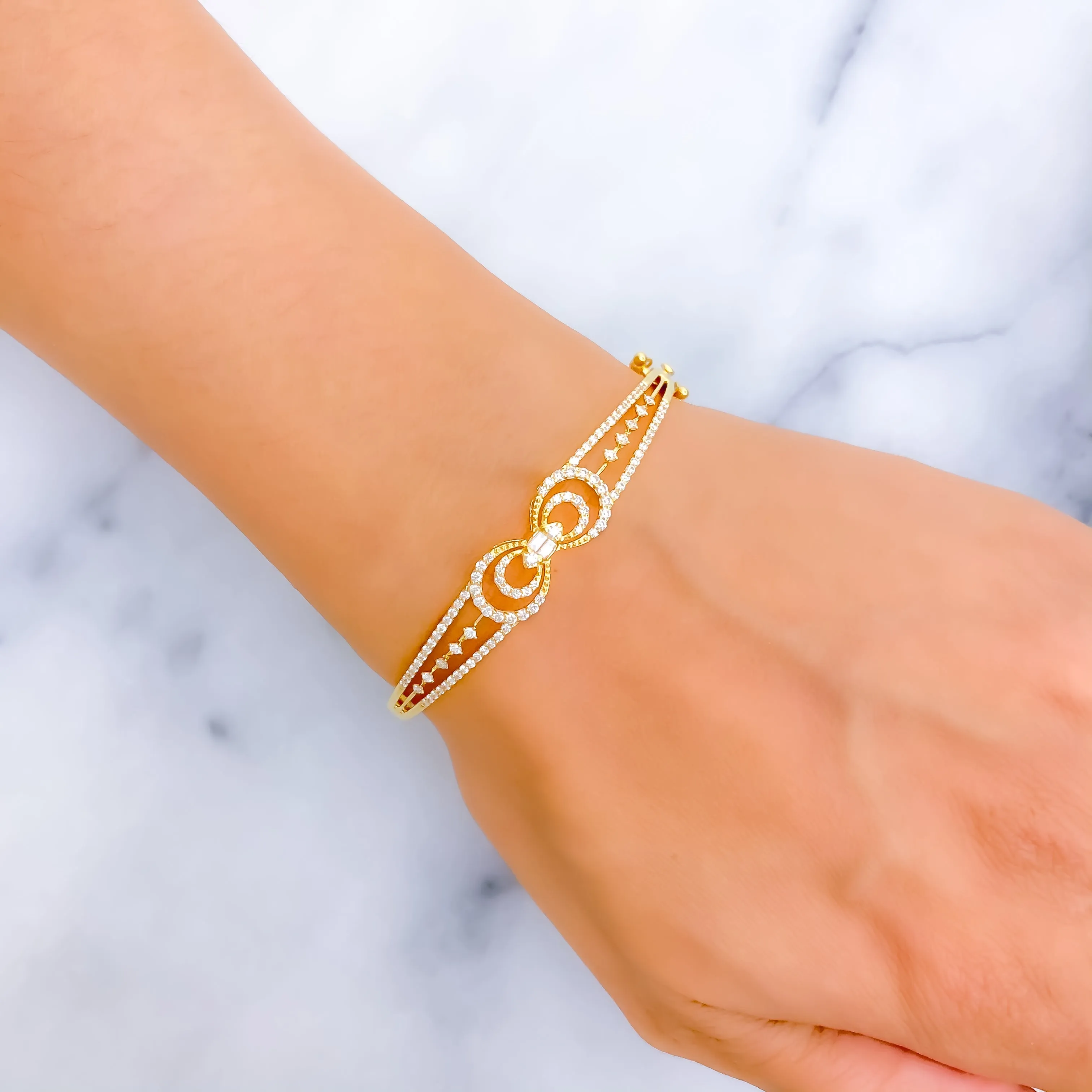 Glistening Bow Shaped Diamond   18k Gold Bangle Bracelet