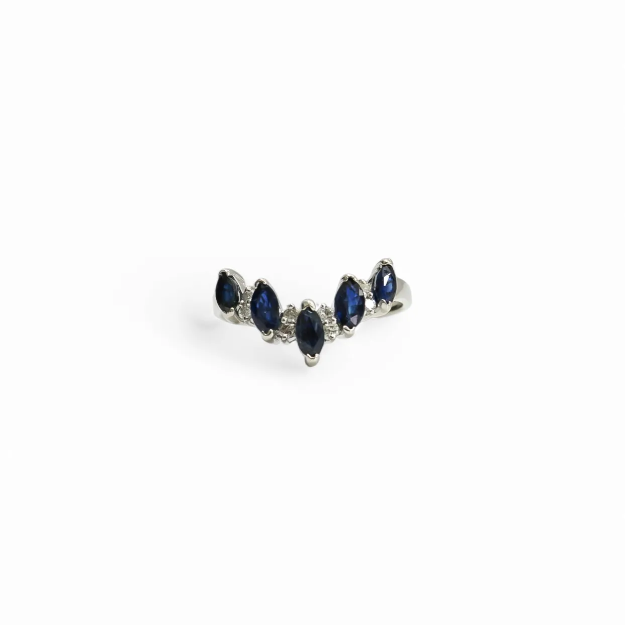 LADY'S RING WITH SAPPHIRE & DIAMOND STONES