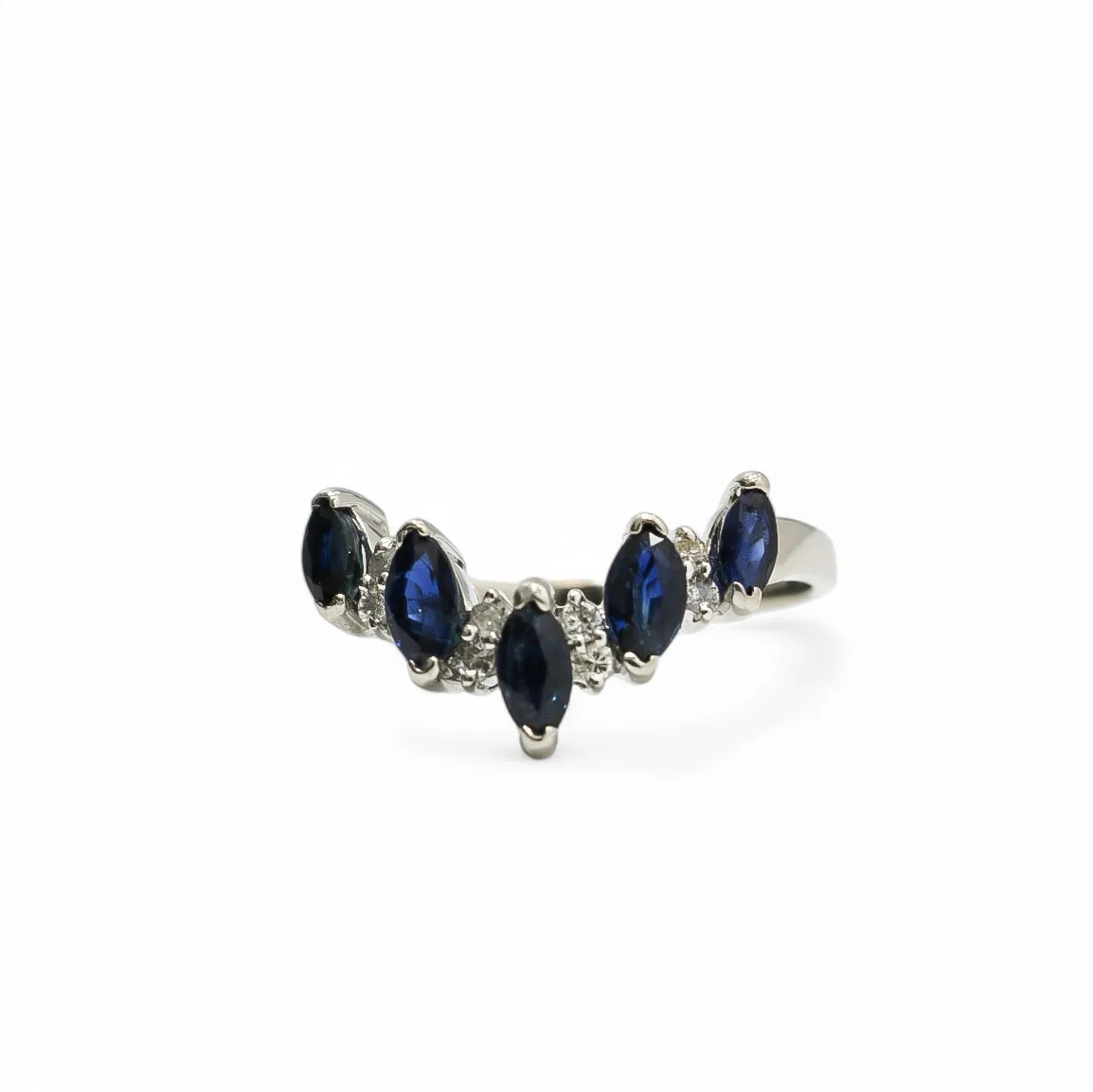LADY'S RING WITH SAPPHIRE & DIAMOND STONES
