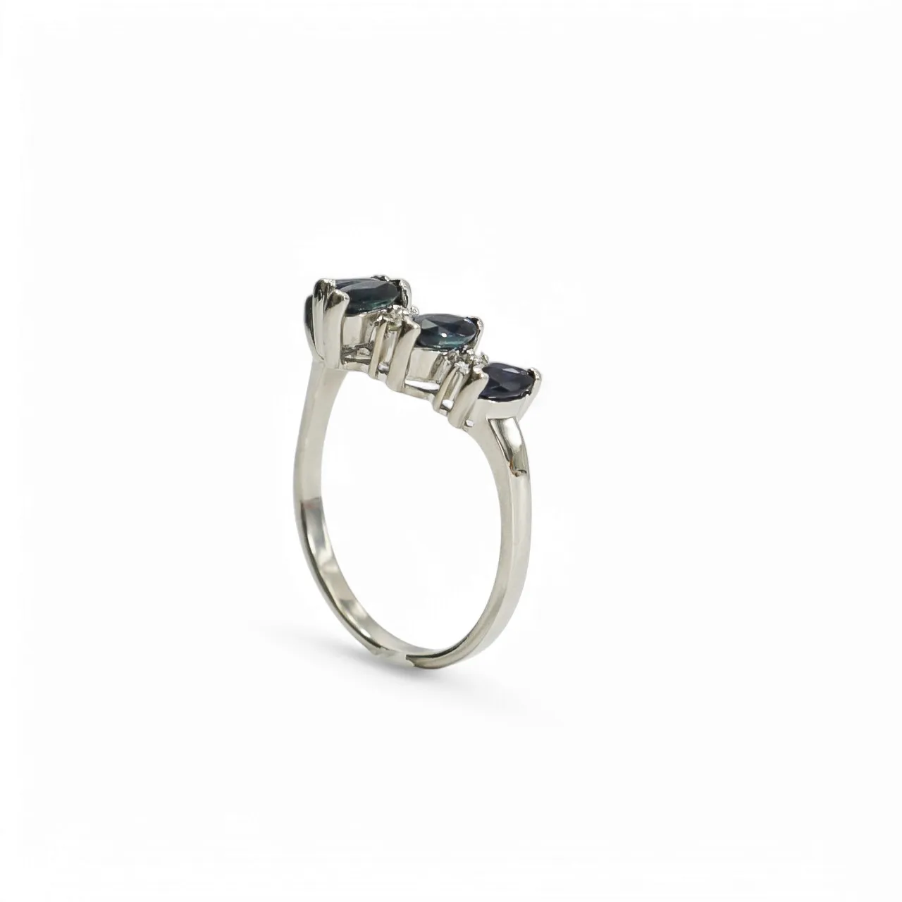 LADY'S RING WITH SAPPHIRE & DIAMOND STONES