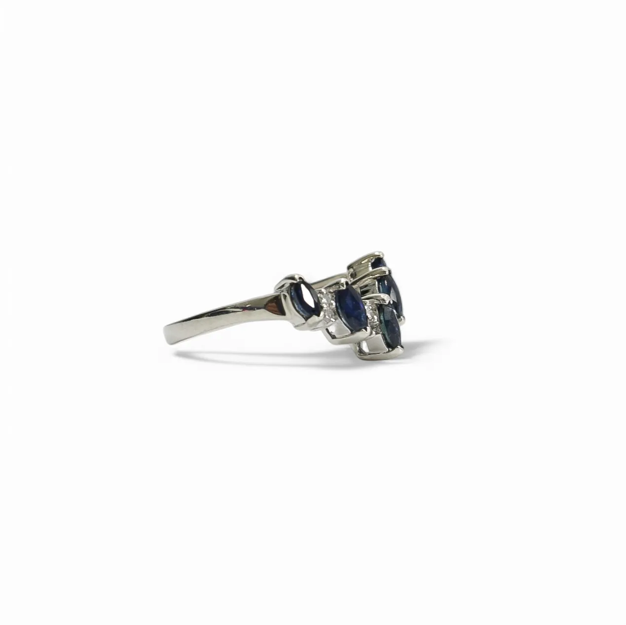 LADY'S RING WITH SAPPHIRE & DIAMOND STONES