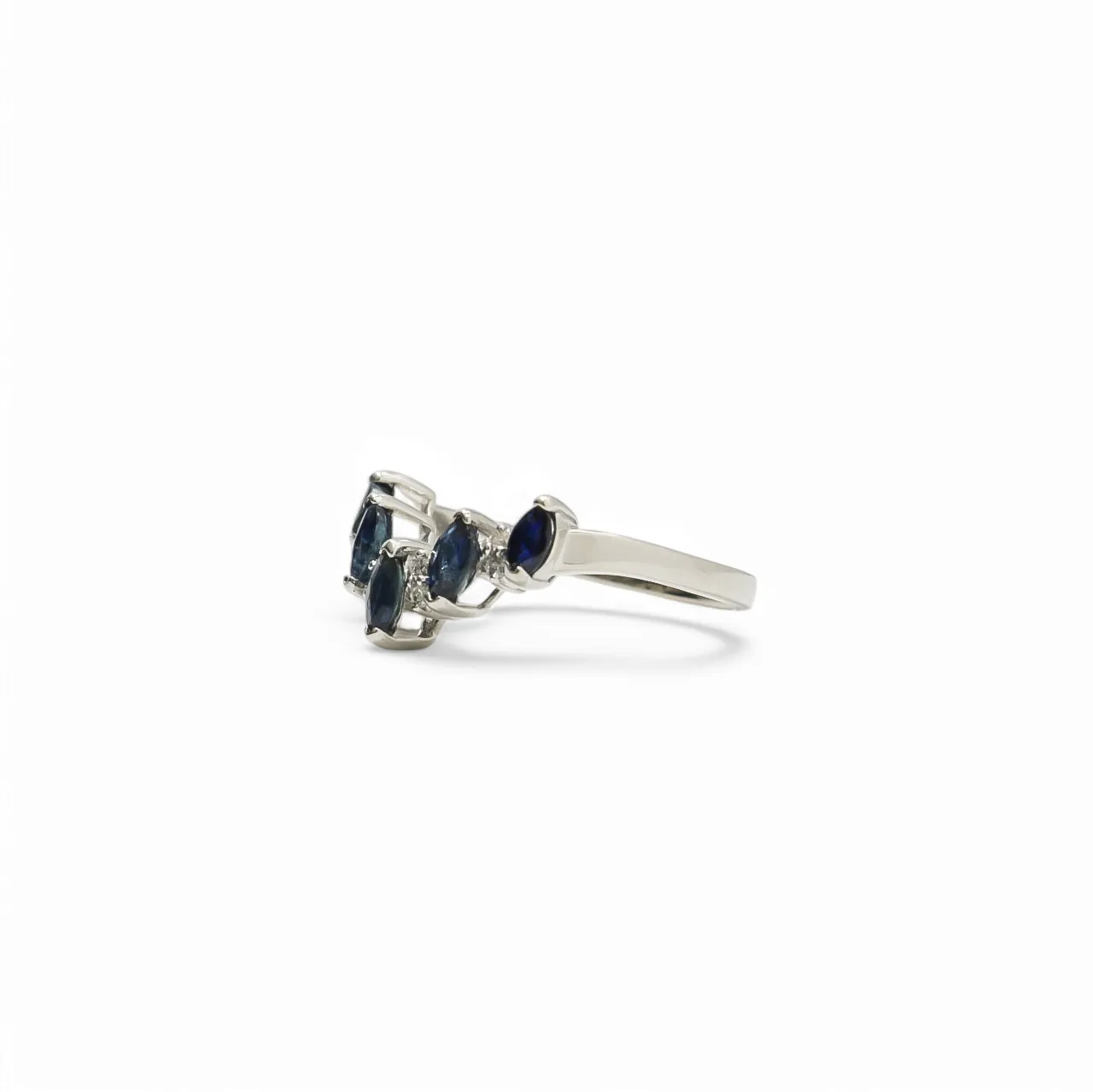LADY'S RING WITH SAPPHIRE & DIAMOND STONES