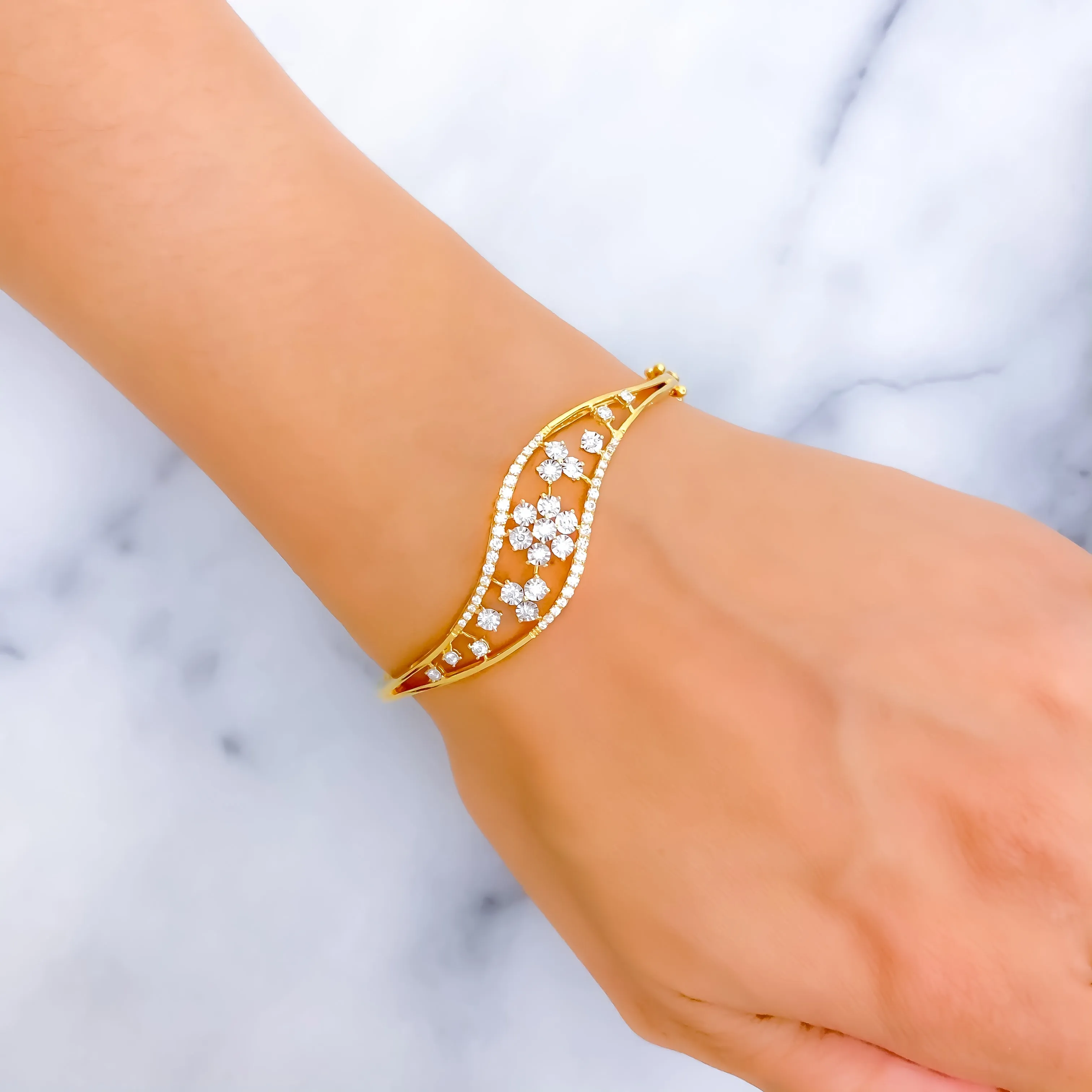 Luminescent Glimmering Diamond   18k Gold Bangle Bracelet