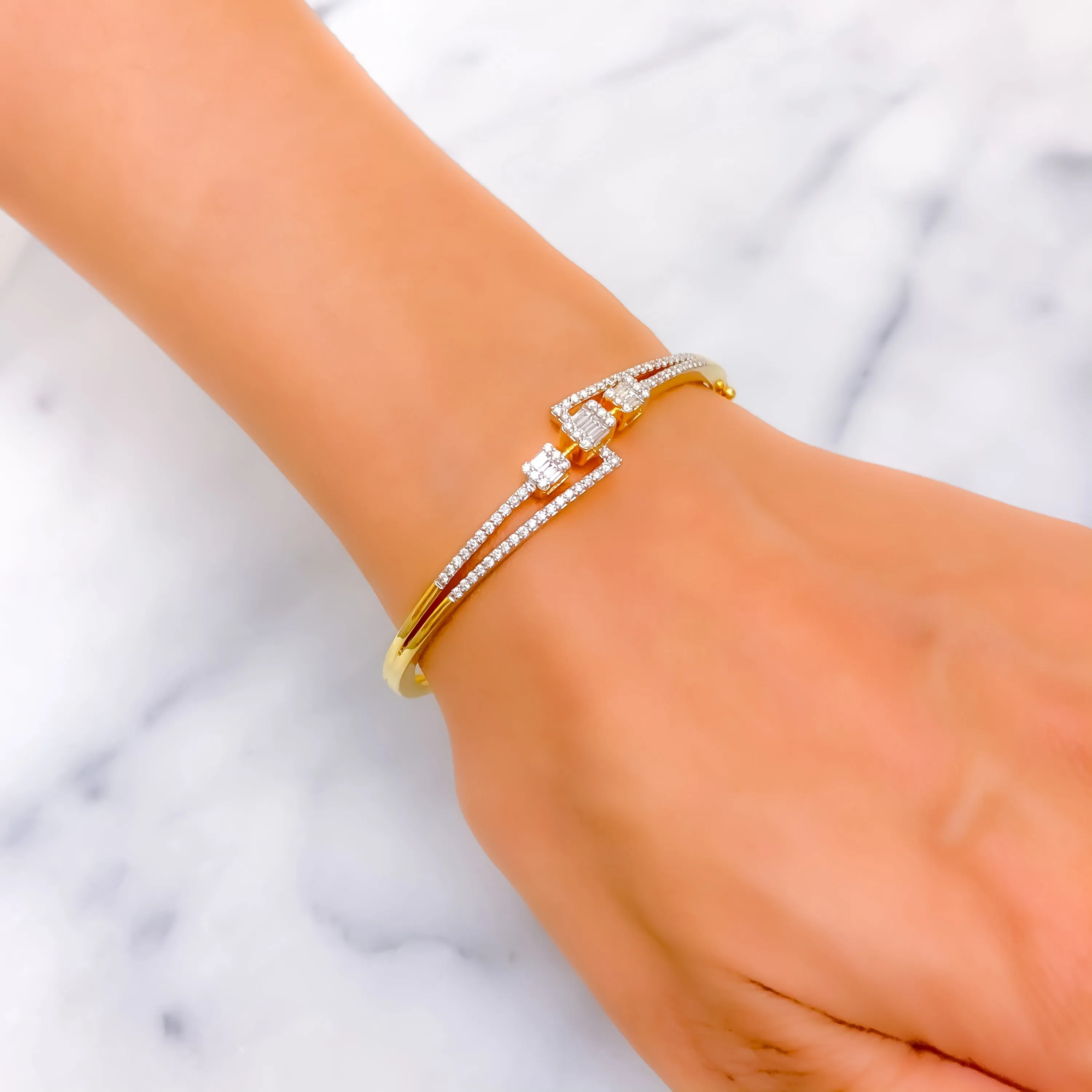 Majestic Glowing Diamond   18k Gold Bangle Bracelet