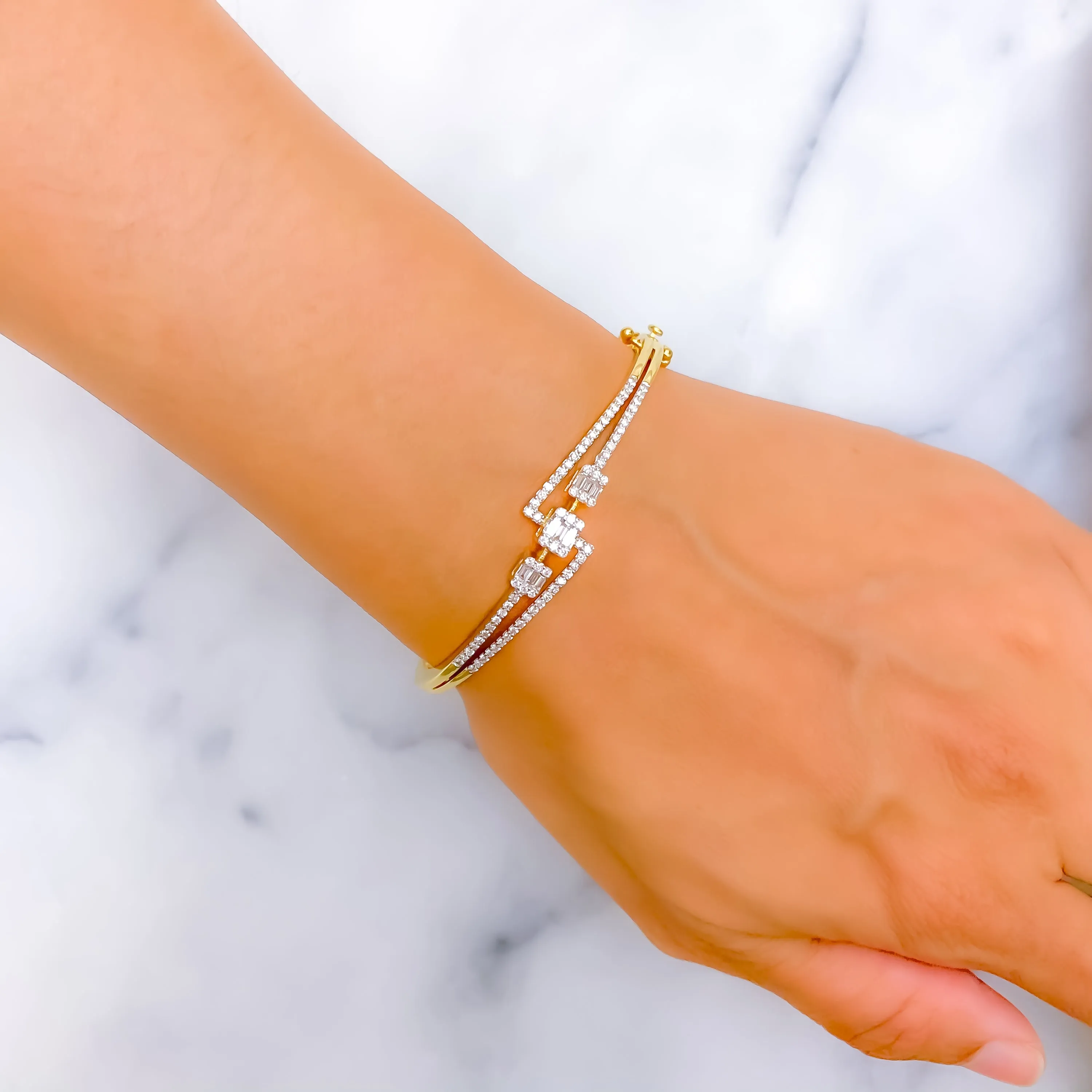 Majestic Glowing Diamond   18k Gold Bangle Bracelet