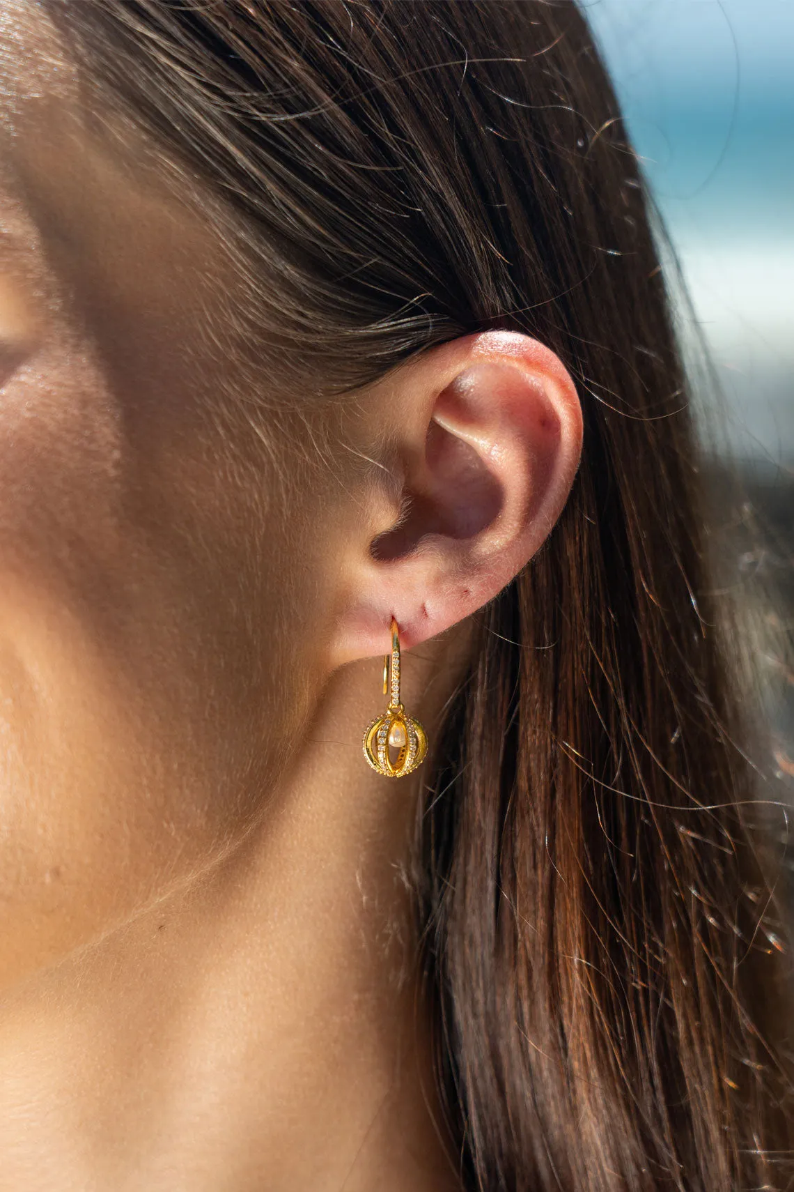 MAJESTY FRESHWATER PEARL EARRINGS GOLD