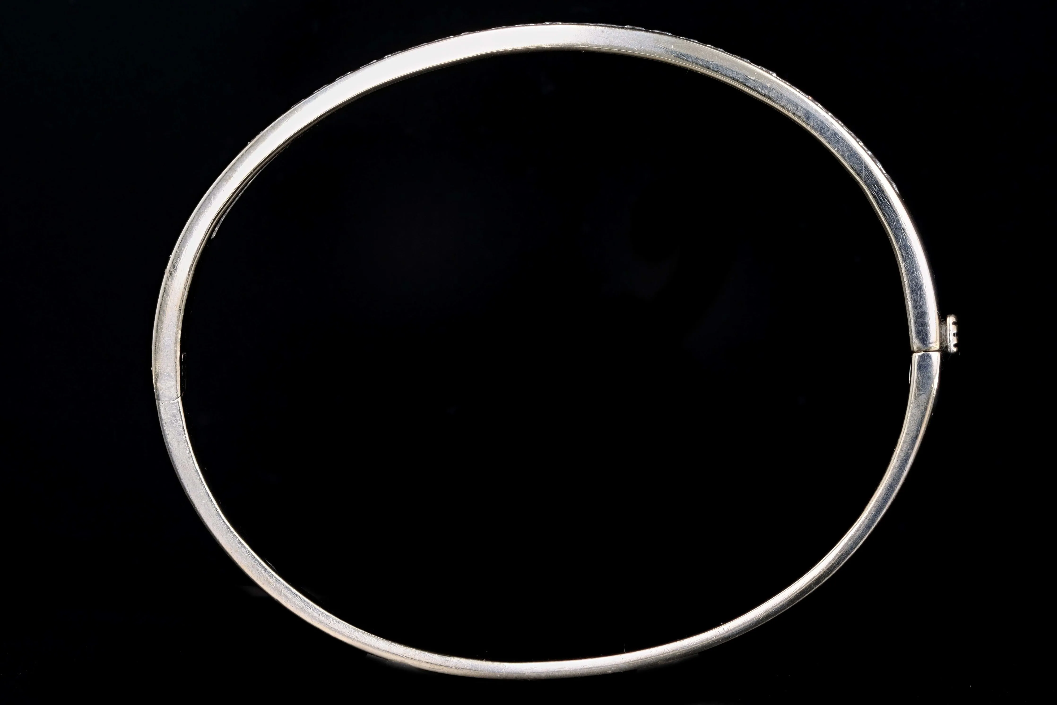 Modern 18K White Gold 1.5 Carat Round Brilliant Cut Diamond Bangle