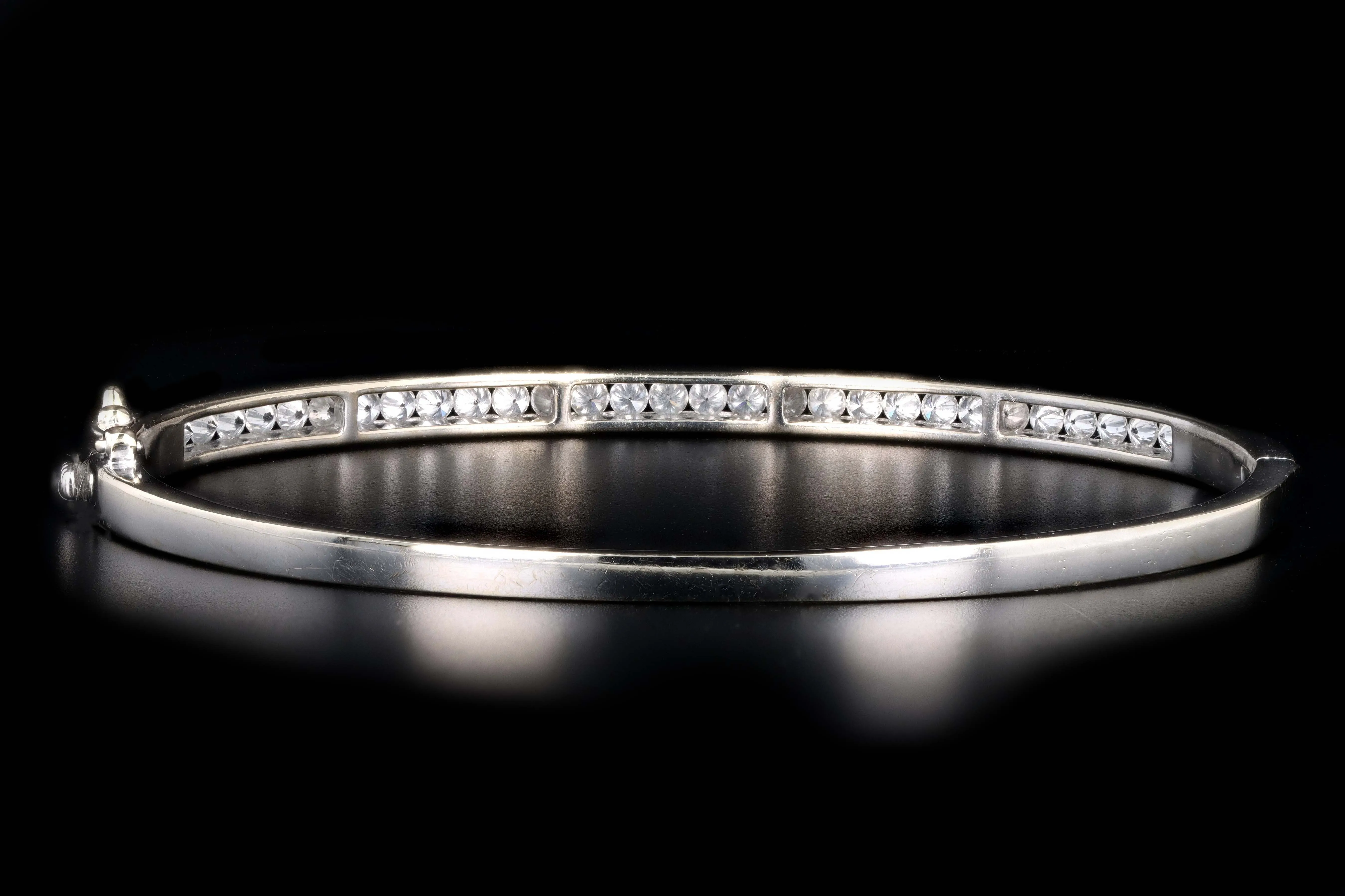 Modern 18K White Gold 1.5 Carat Round Brilliant Cut Diamond Bangle