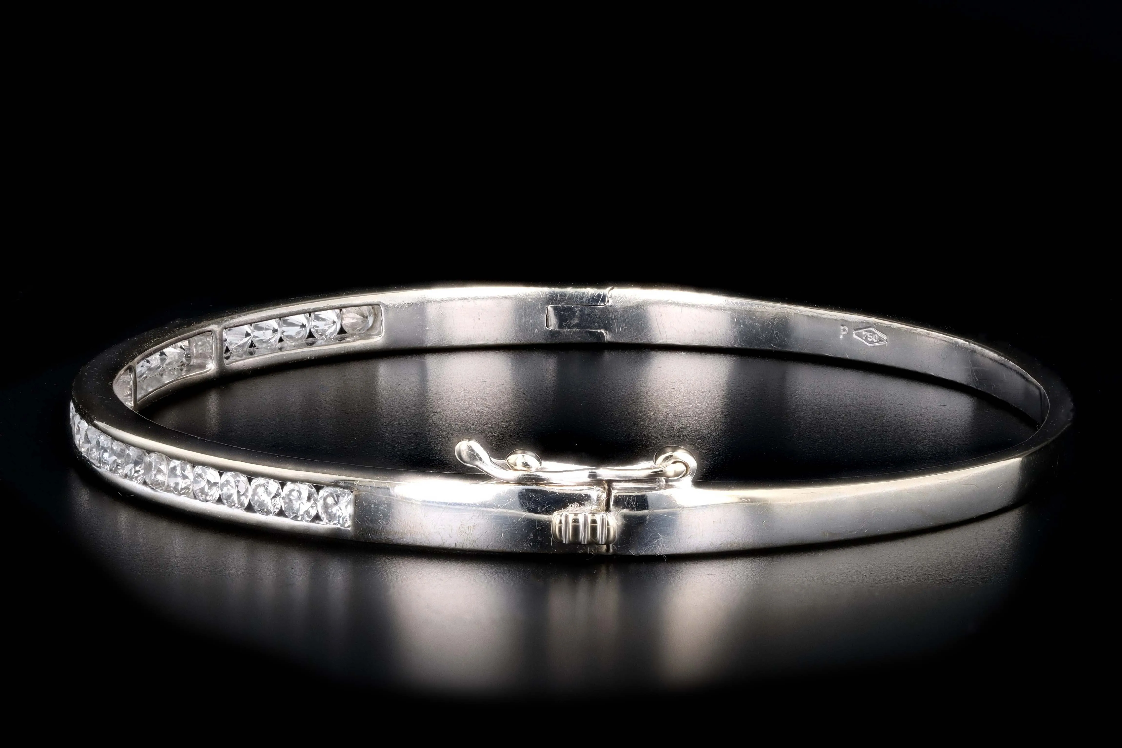 Modern 18K White Gold 1.5 Carat Round Brilliant Cut Diamond Bangle