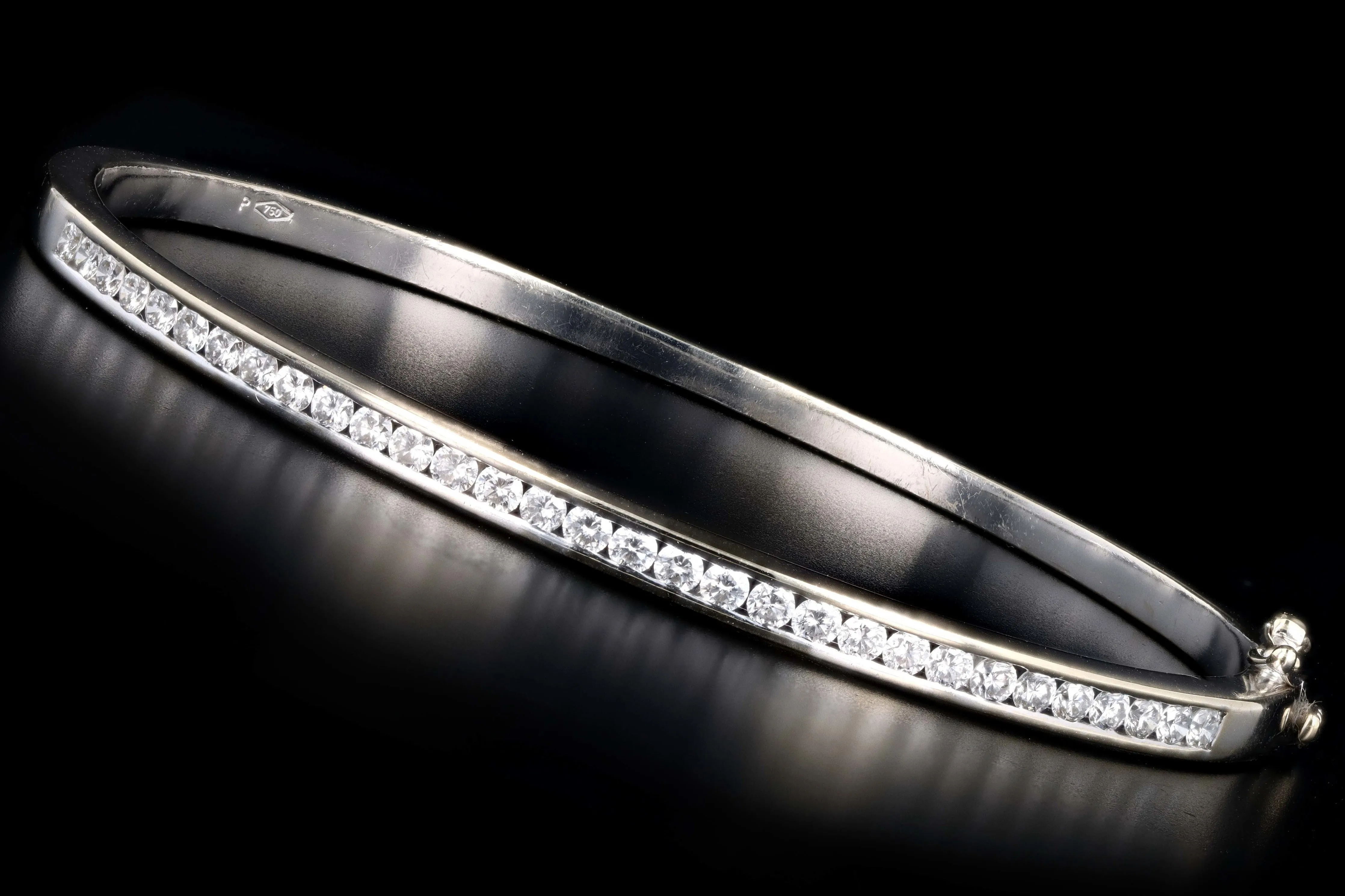 Modern 18K White Gold 1.5 Carat Round Brilliant Cut Diamond Bangle