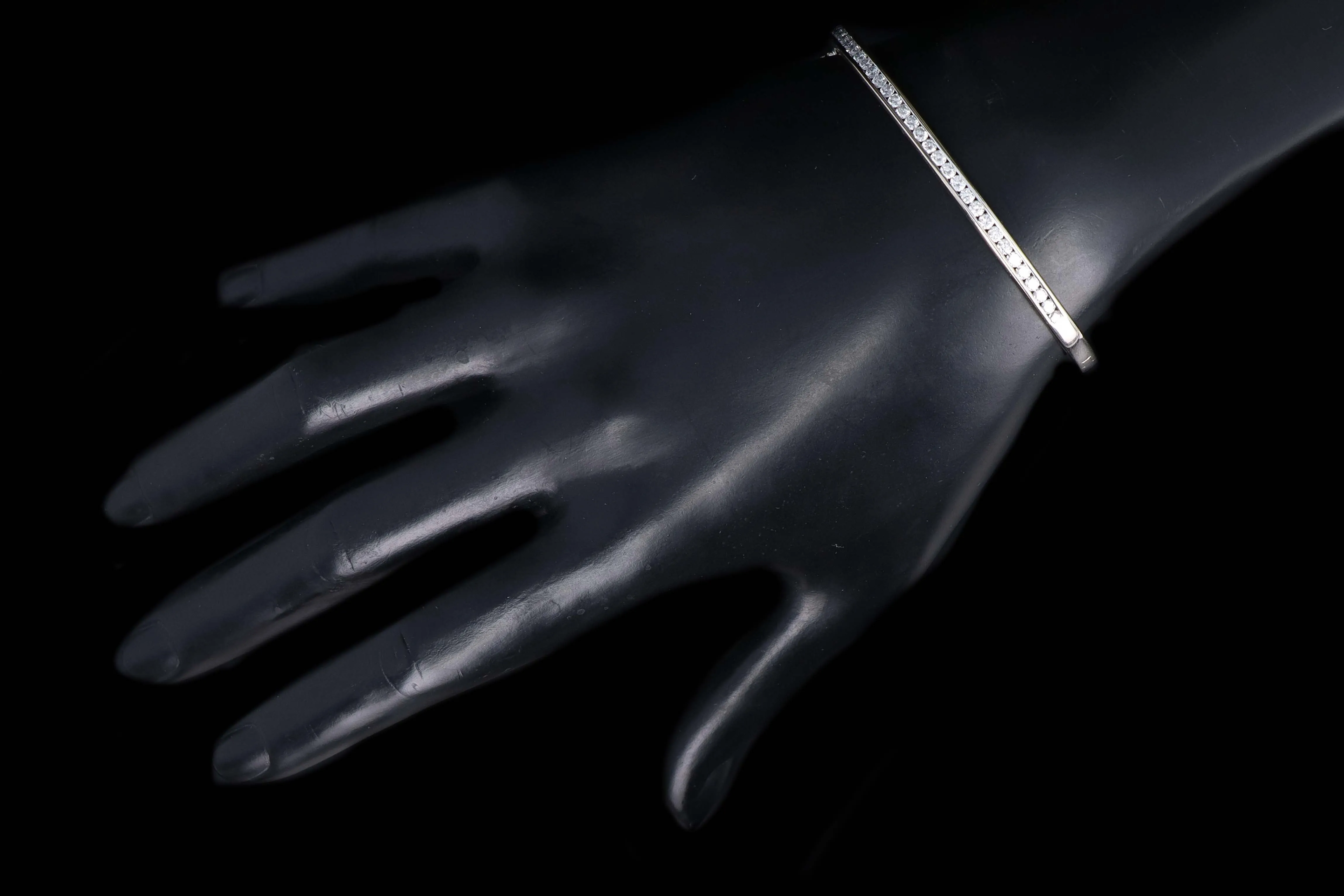 Modern 18K White Gold 1.5 Carat Round Brilliant Cut Diamond Bangle