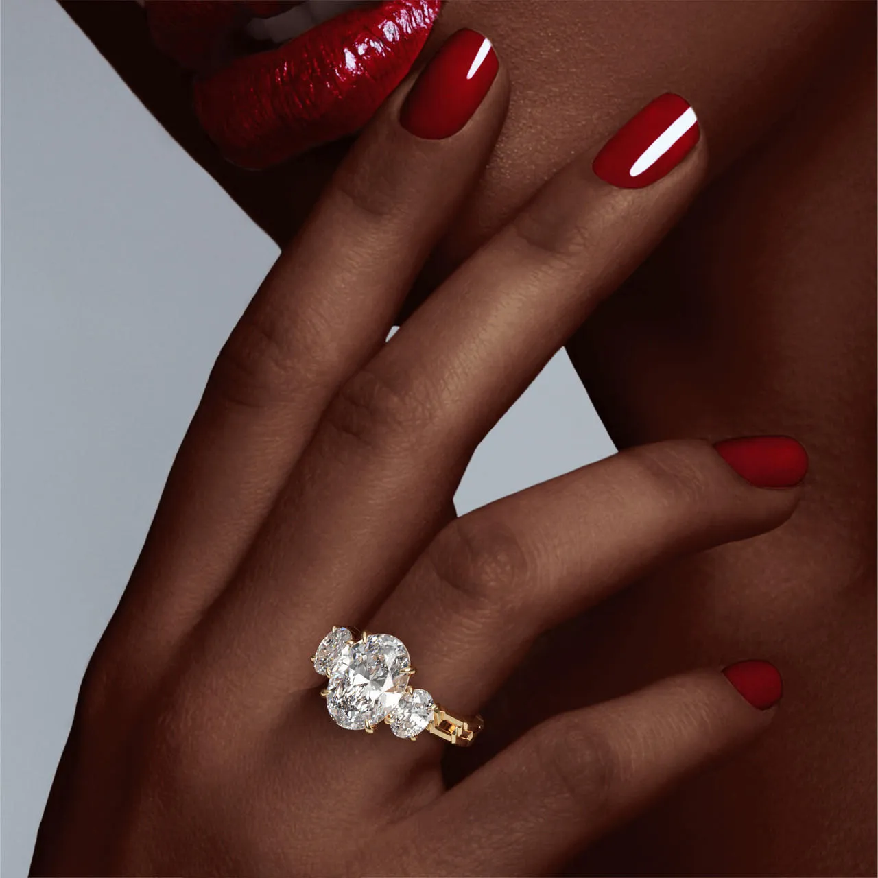 OVAL CUT DIAMOND ENGAGEMENT RING WITH A THREE STONE 16 LINKS SETTING IN 18K YELLOW GOLD