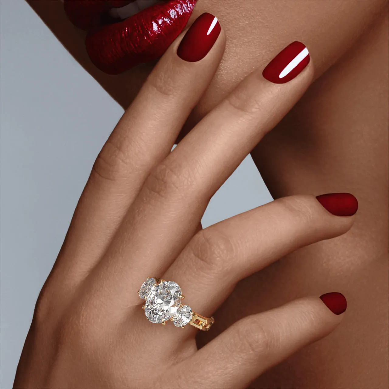 OVAL CUT DIAMOND ENGAGEMENT RING WITH A THREE STONE 16 LINKS SETTING IN 18K YELLOW GOLD