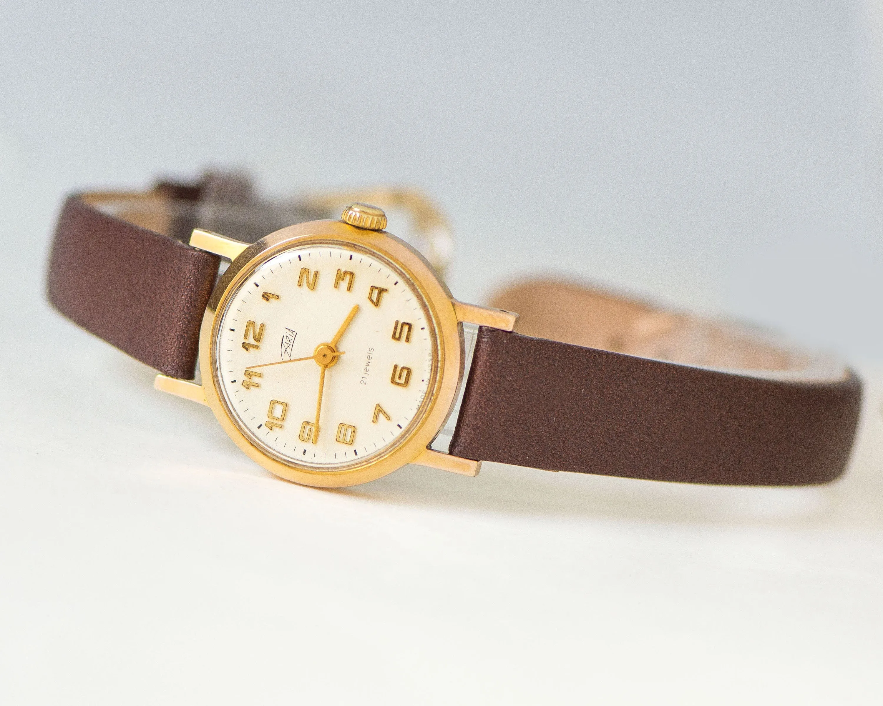 Simple women's watch gold plated Dawn vintage, classic girl's wristwatch shockproof, retro watch for lady gift, new premium leather strap